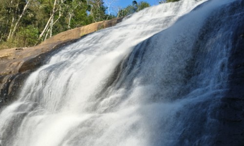 Cachoeira de Ipiabas encanta visitantes no verão, mas exige atenção redobrada